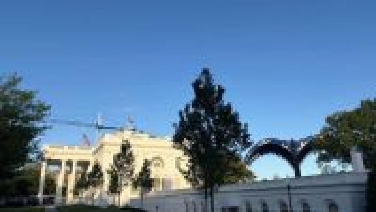 Ex-atleta olímpico é preso após tocar revestimento de monumento nos EUA
