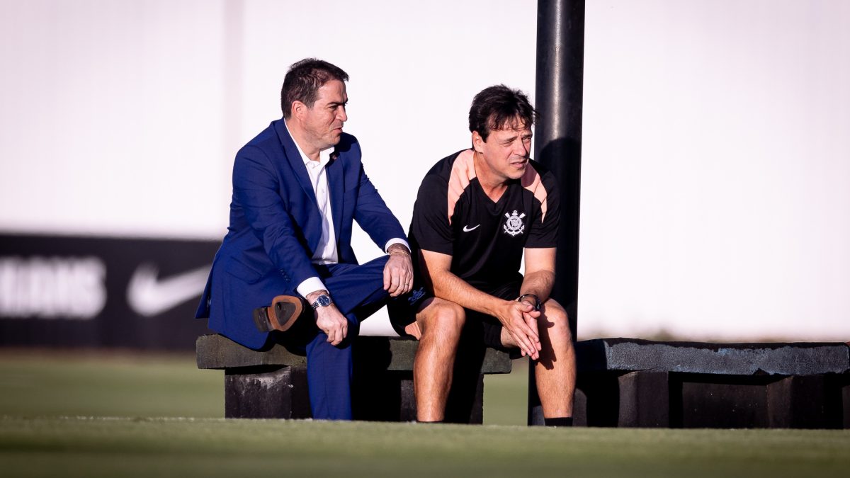 Comissão técnica e dirigentes do Corinthians se reapresentam no CT para iniciar segundo semestre