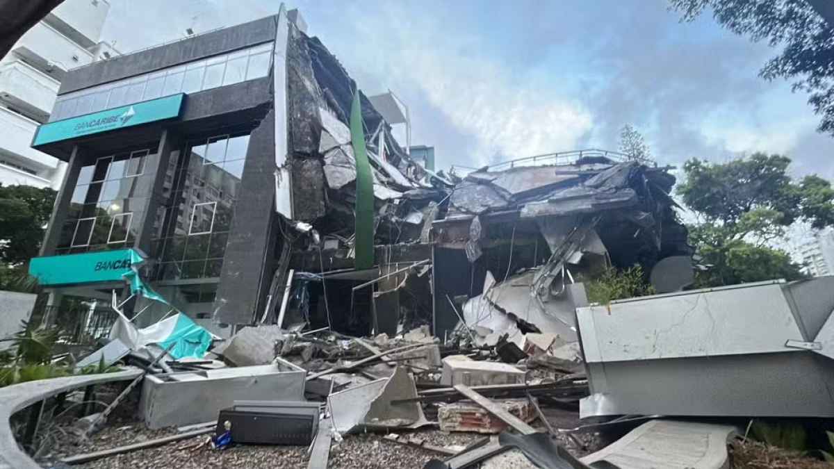 VÍDEO – Teto do principal aeroporto da Venezuela desaba durante terremotos