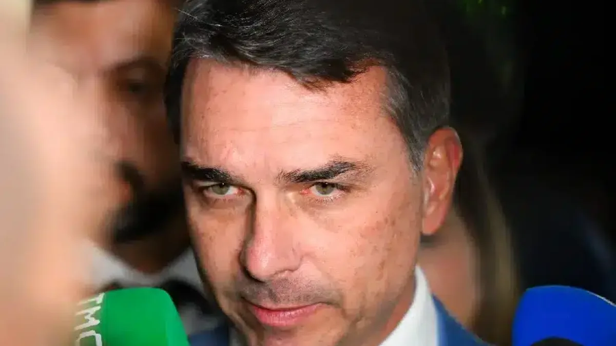 Flávio Bolsonaro promete cortes sociais “a todo custo”, mas desagrada mercado ao evitar assumir agenda impopular