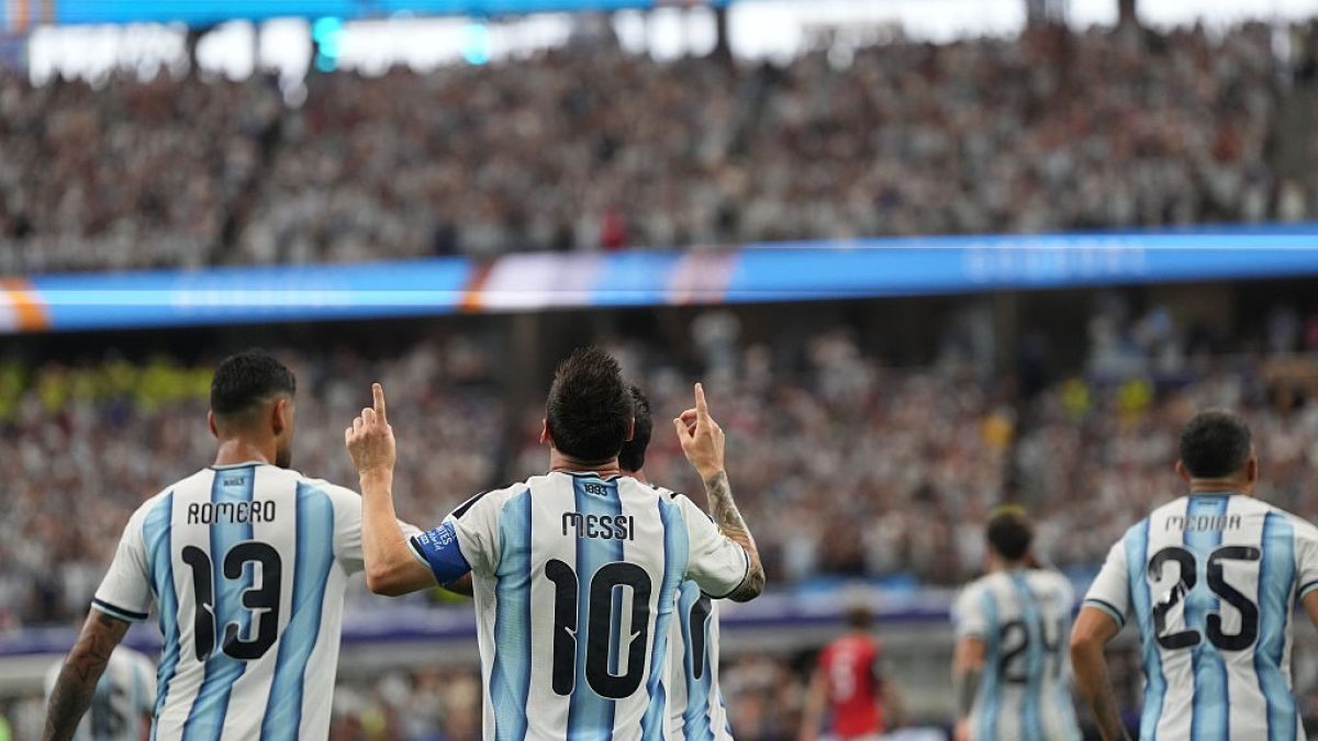 18x Messi: craque faz dois, Argentina vence e se classifica