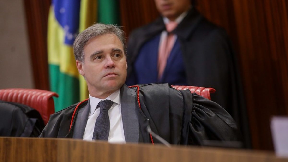 Mendonça barra posts que vinculam Lula e Flávio ao crime organizado