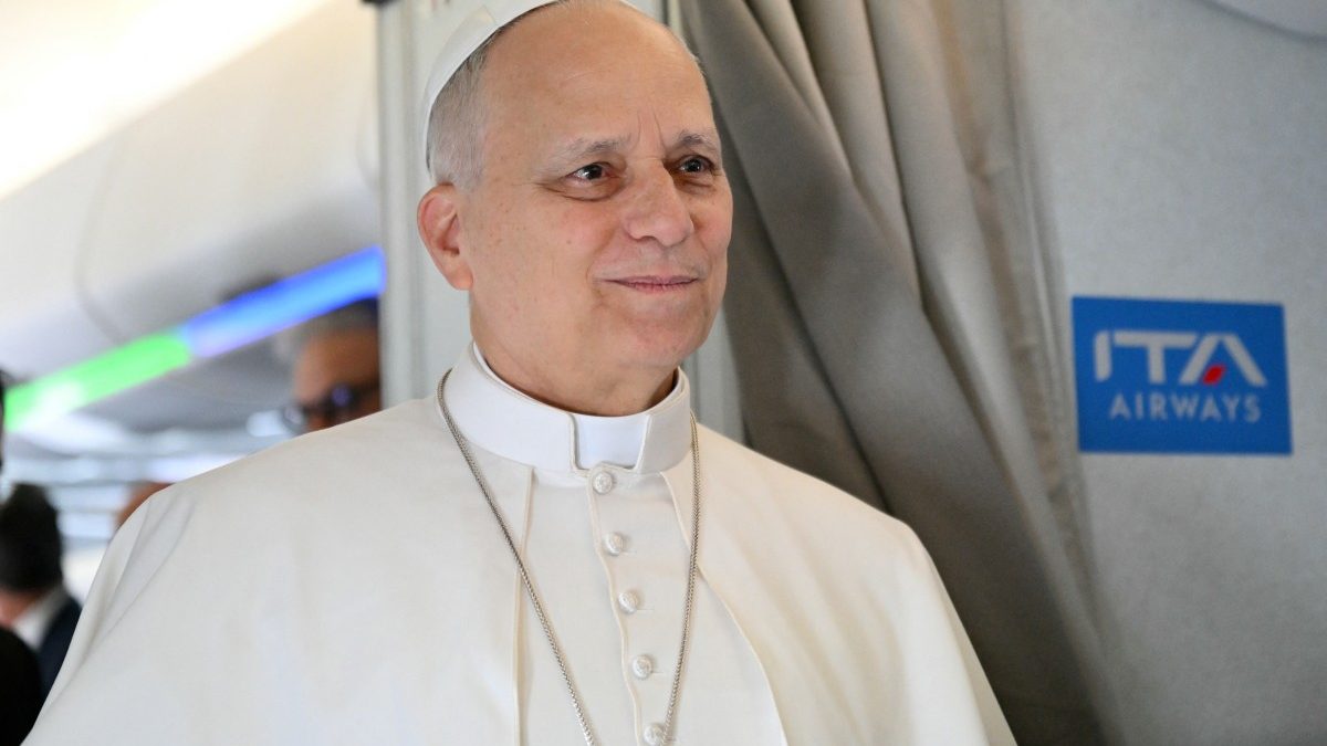 Tesoureiro dos EUA devolve R$ 40 esquecidos por papa Leão XIV em conta americana