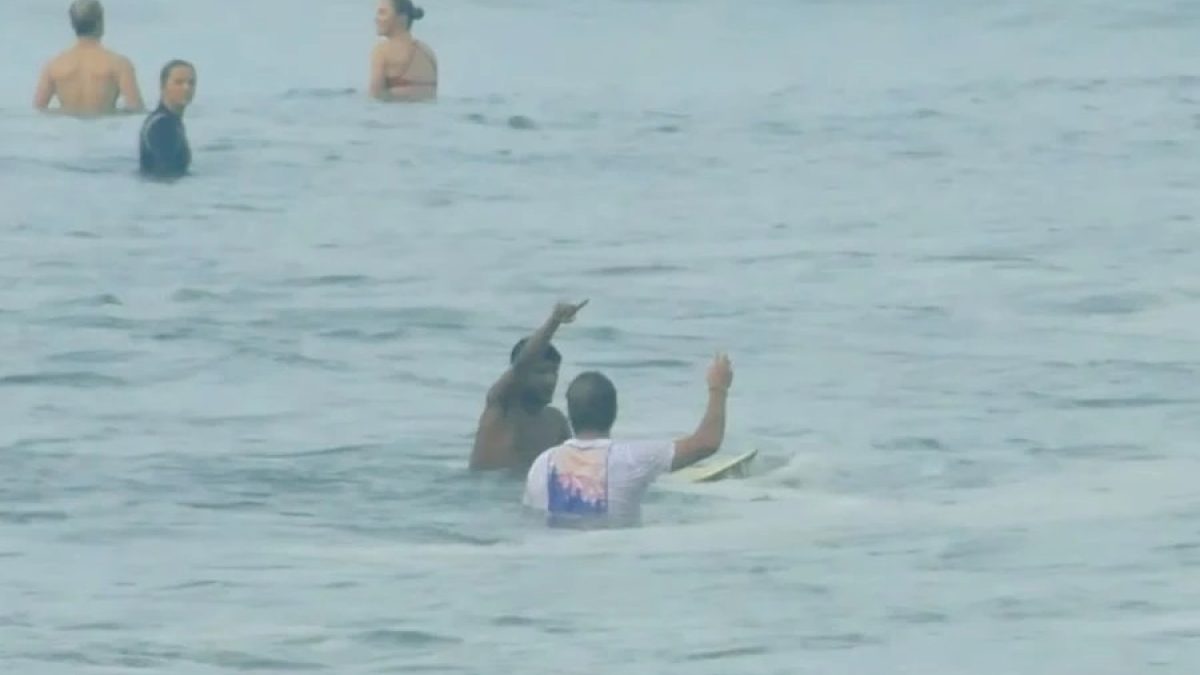 Rival de Medina, australiano Jack Robinson é expulso do mar após rabear surfista local em El Salvador