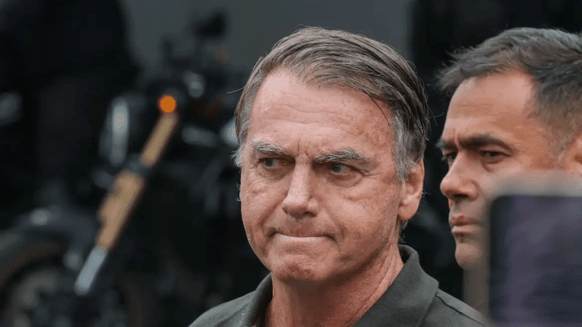 Polícia Civil do DF pede a Moraes autorização para ouvir Bolsonaro sobre pistola apreendida