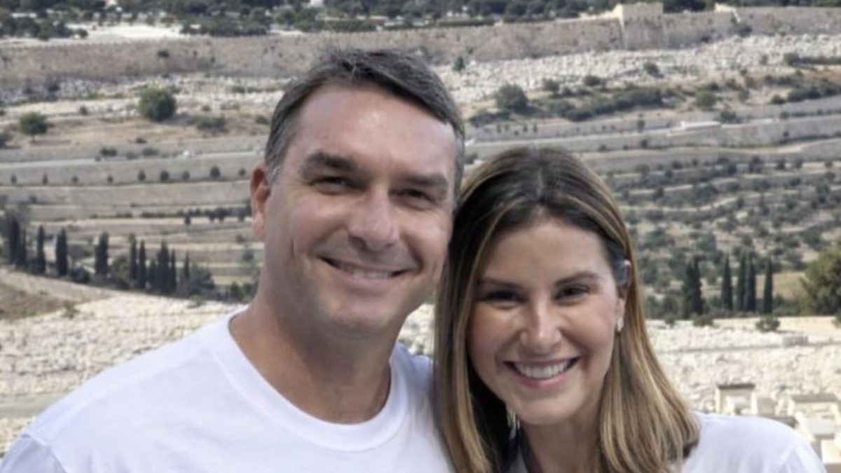A reação da mulher de Flávio Bolsonaro às críticas feitas a ele por Michelle