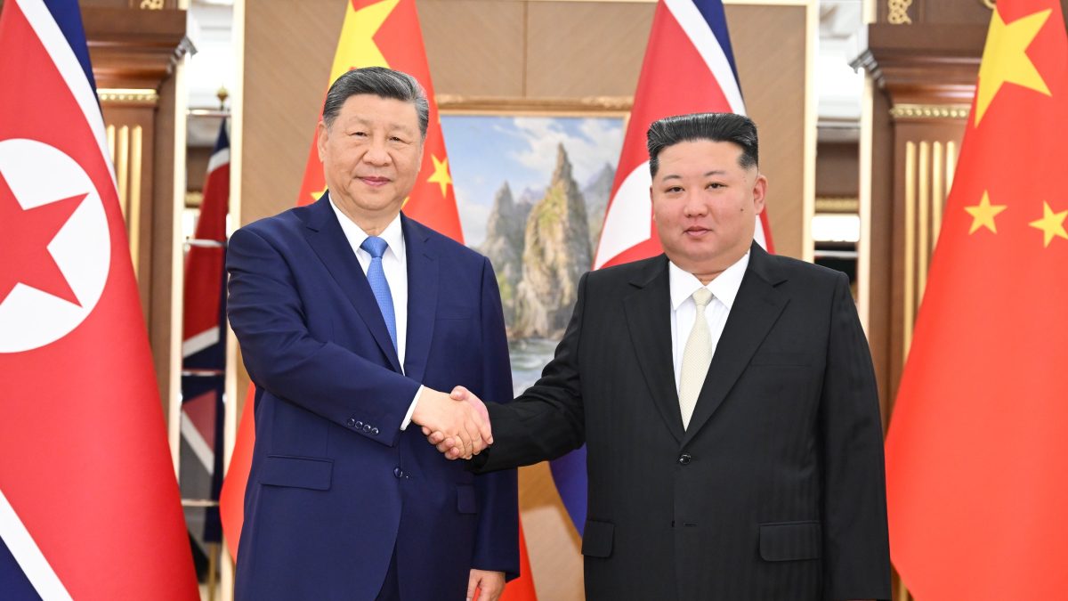 Xi Jinping chega à Coreia do Norte para visita oficial e reforça laços com Kim Jong-un