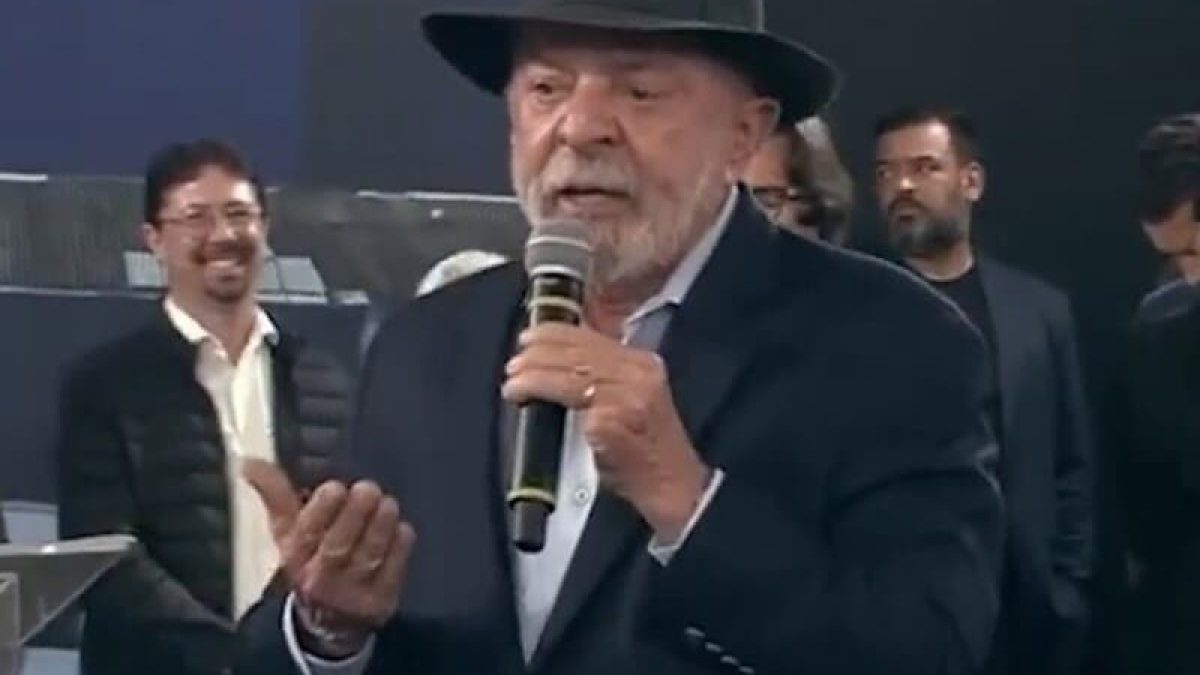 Lula diz que mulher vibrou por prótese do SUS: "beijando como nunca"