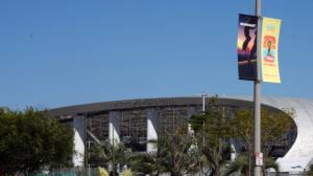 Trabalhadores do SoFi Stadium aprovam greve às vésperas da Copa do Mundo