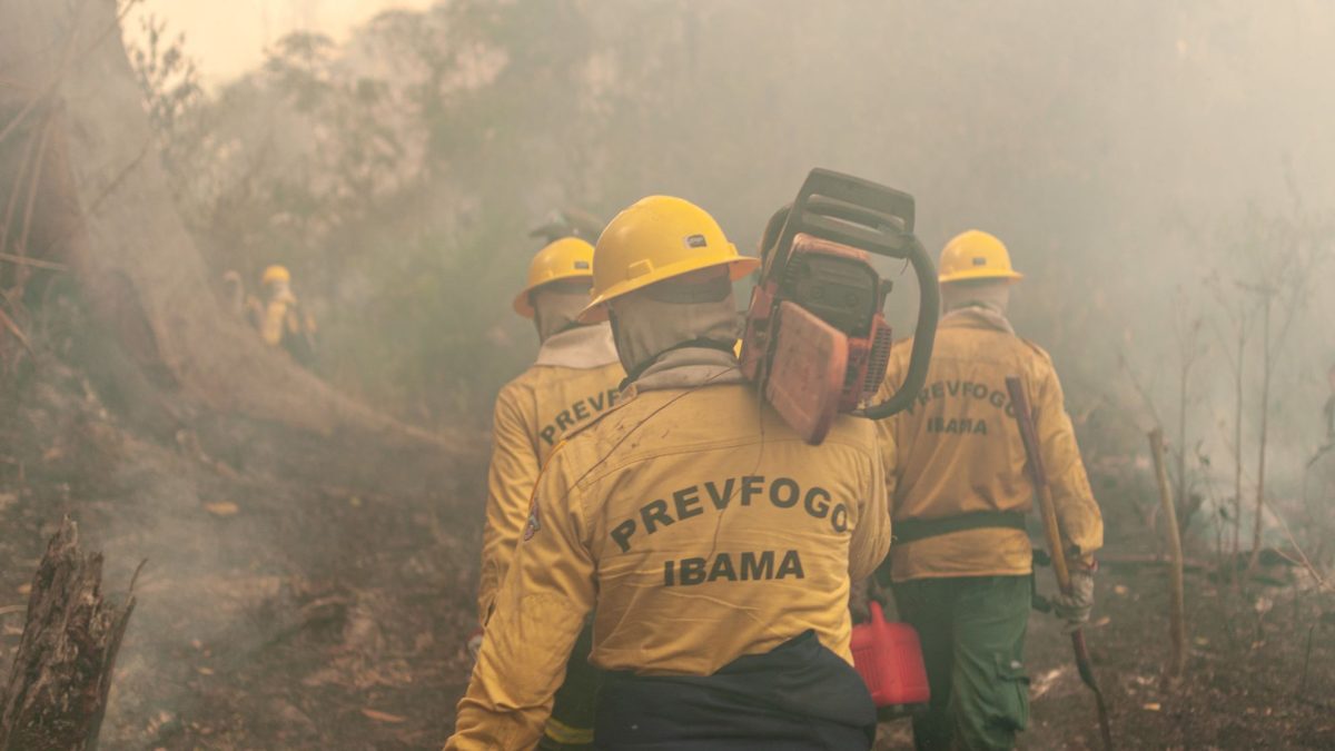 Em Atafona, moradora mantém bar resistindo à erosão costeira: 'até onde a natureza deixar'