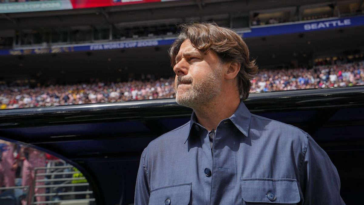 Entenda por que a roupa do técnico dos EUA tem chamado atenção na Copa