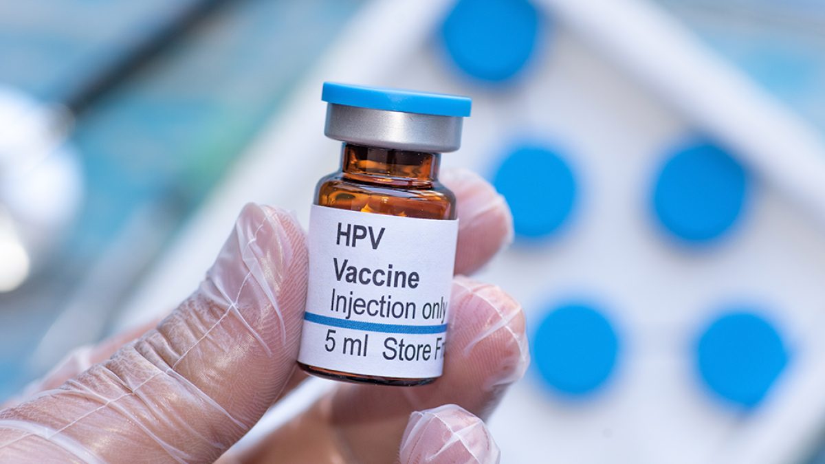 Vacina do HPV zera mortes por câncer de colo do útero entre mulheres jovens na Inglaterra
