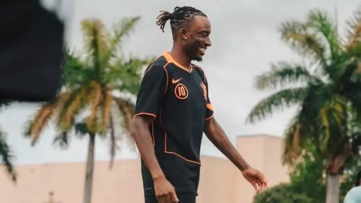 Jogador da Inglaterra treina para Copa com uniforme do Corinthians