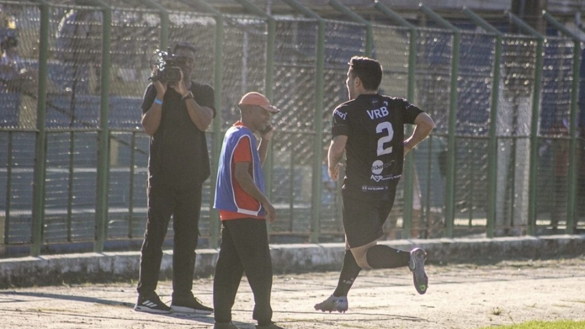 Gol fantasma na Série A2 do Carioca viraliza; jogador lamenta
