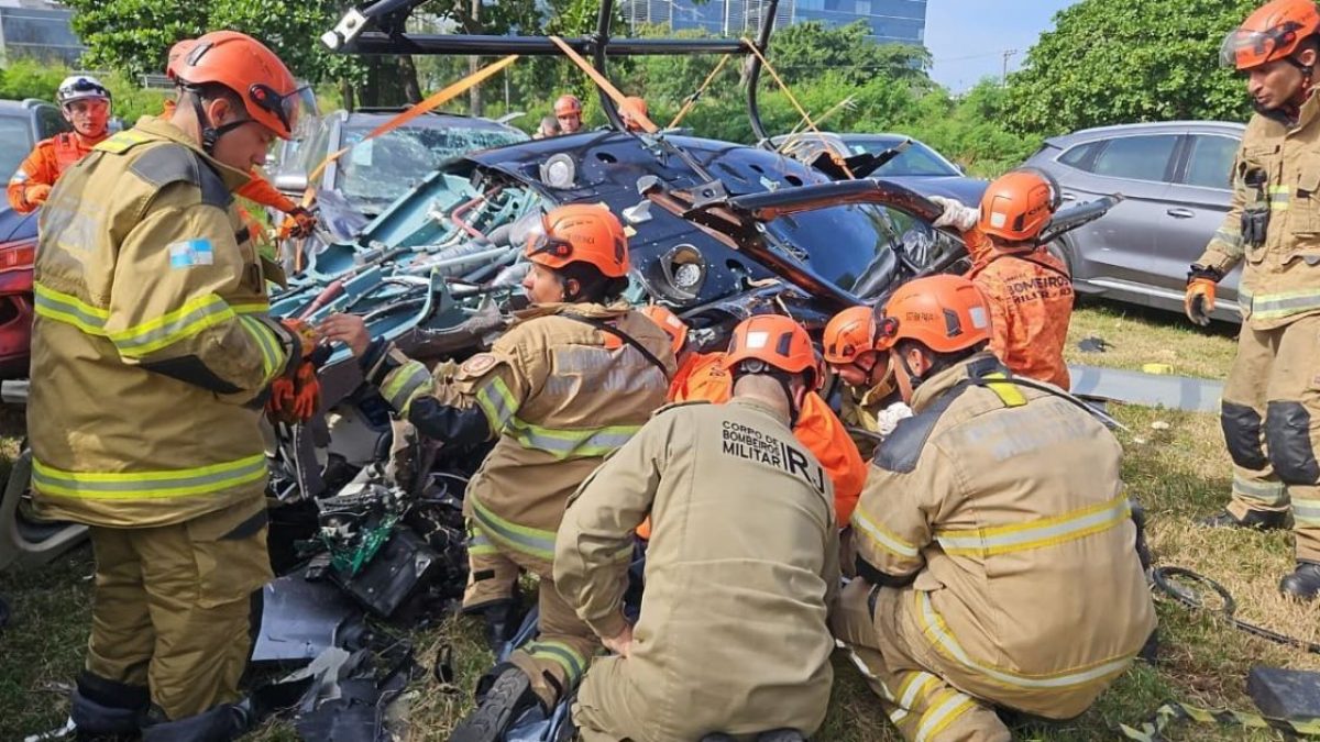 Polícia investiga rotas e comunicações de pilotos após colisão de helicópteros no Rio