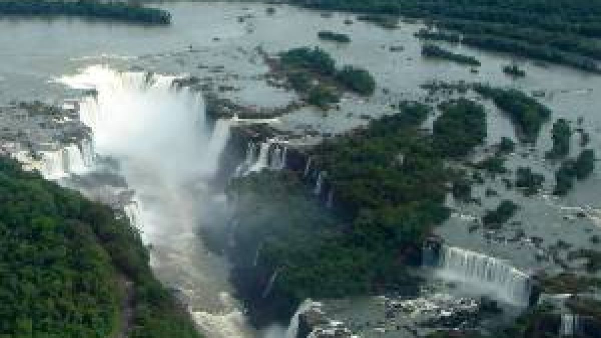 Turista pula nas Cataratas do Iguaçu para recuperar celular e é retirado do parque