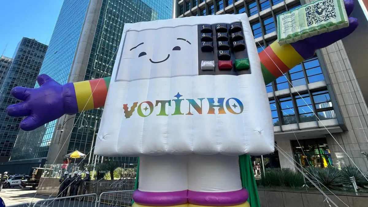 30ª Parada do Orgulho LGBT+ de SP alerta para importância do voto nas eleições