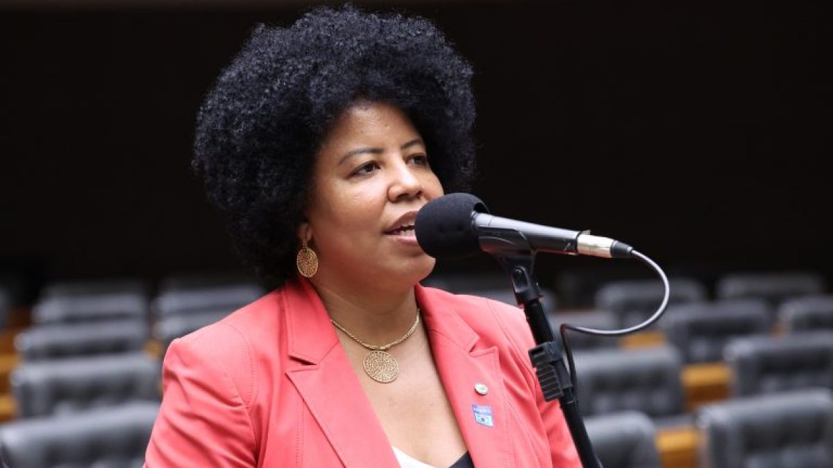 Comissão aprova projeto que obriga polícia a afastar agressor do lar em casos de risco à mulher
