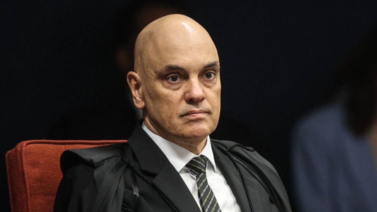 Moraes intima defesa de Bolsonaro a explicar apreensão de arma em blitz