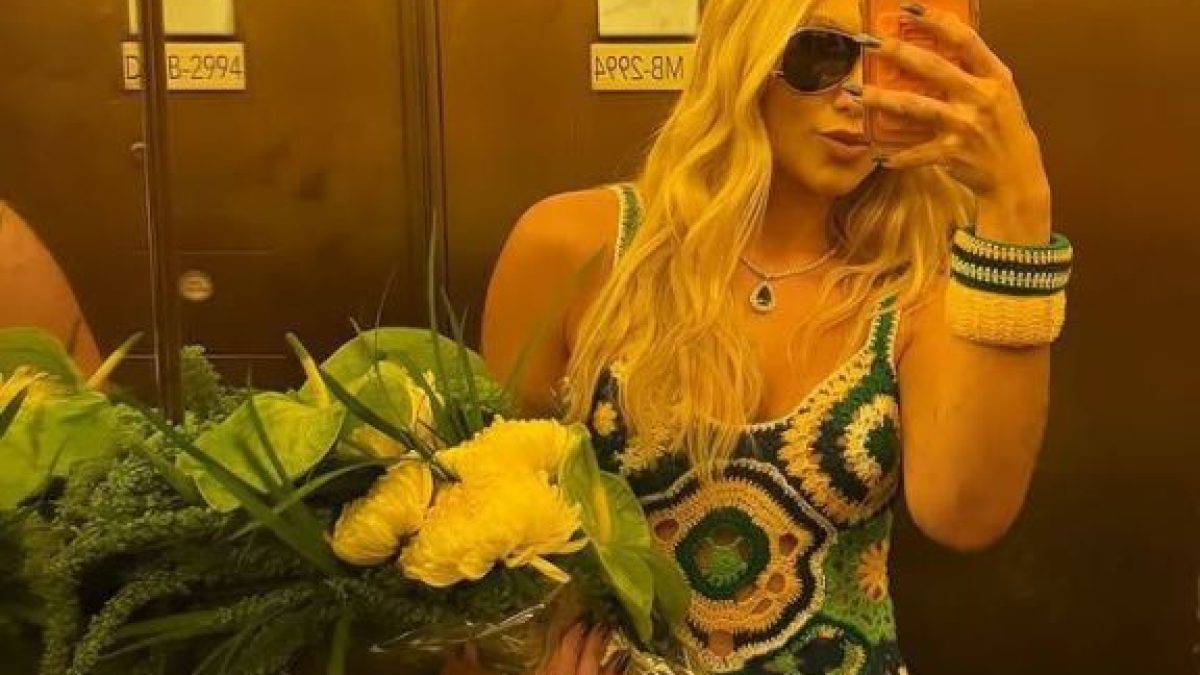 Virginia volta a receber buquê de flores após vitória do Brasil na Copa