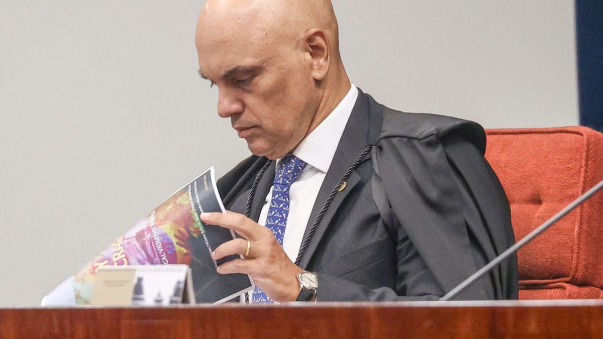 Moraes intima Bolsonaro a explicar arma apreendida em blitz no DF