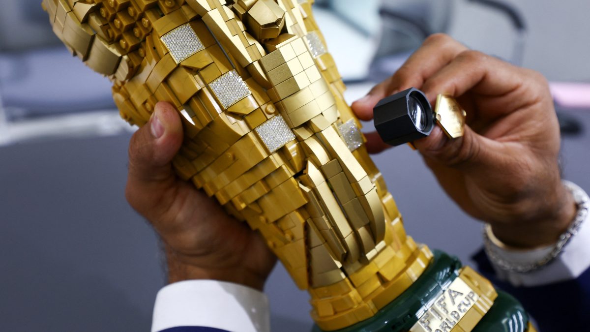 Joalheiro transforma taça da Copa de brinquedo em peça cravejada com 900 diamantes