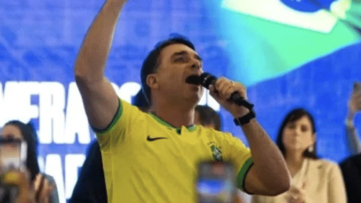 Flávio vai a jogo com cerveja de R$ 100 e ingresso a R$ 180 mil