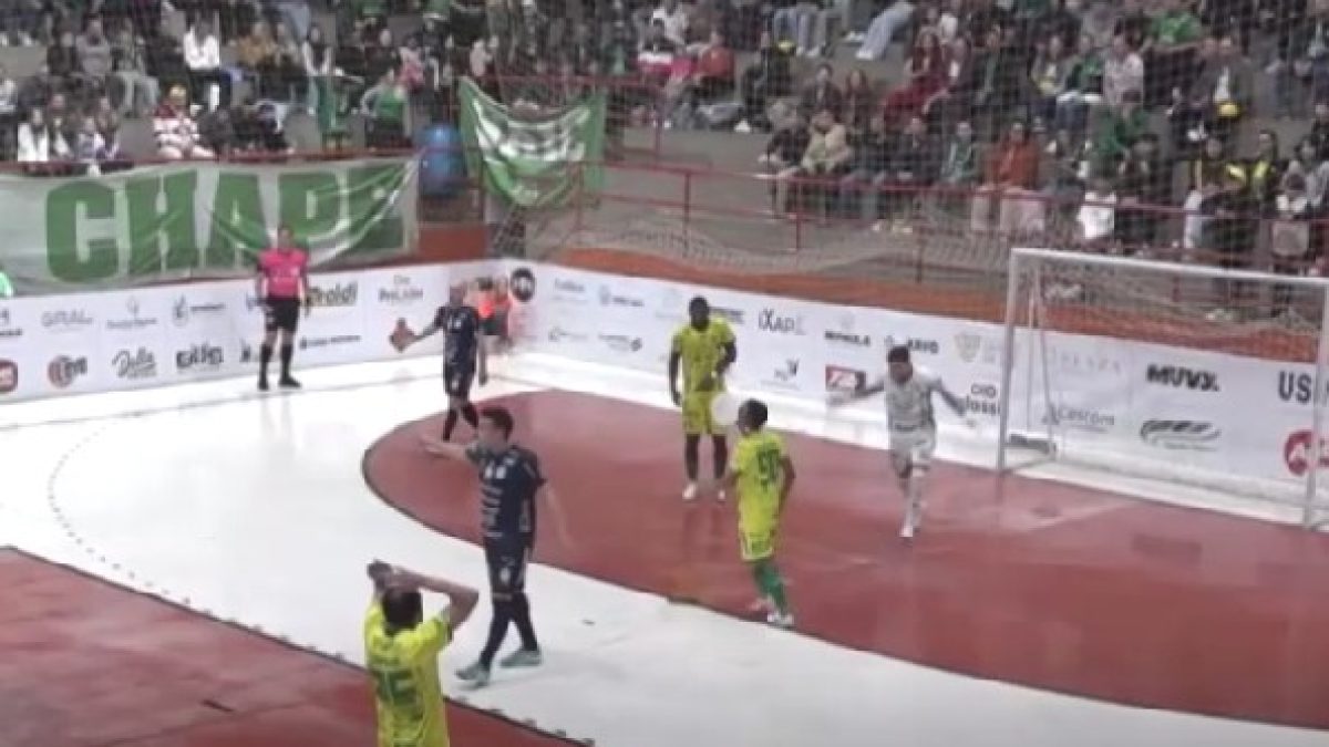 Lâmpada cai na cabeça de jogador durante partida do Catarinense de Futsal