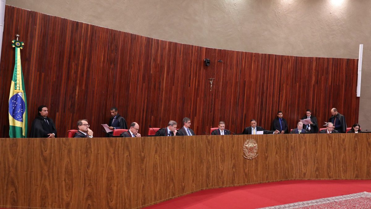 O freio que o TSE impôs no PT e no PL na pré-campanha
