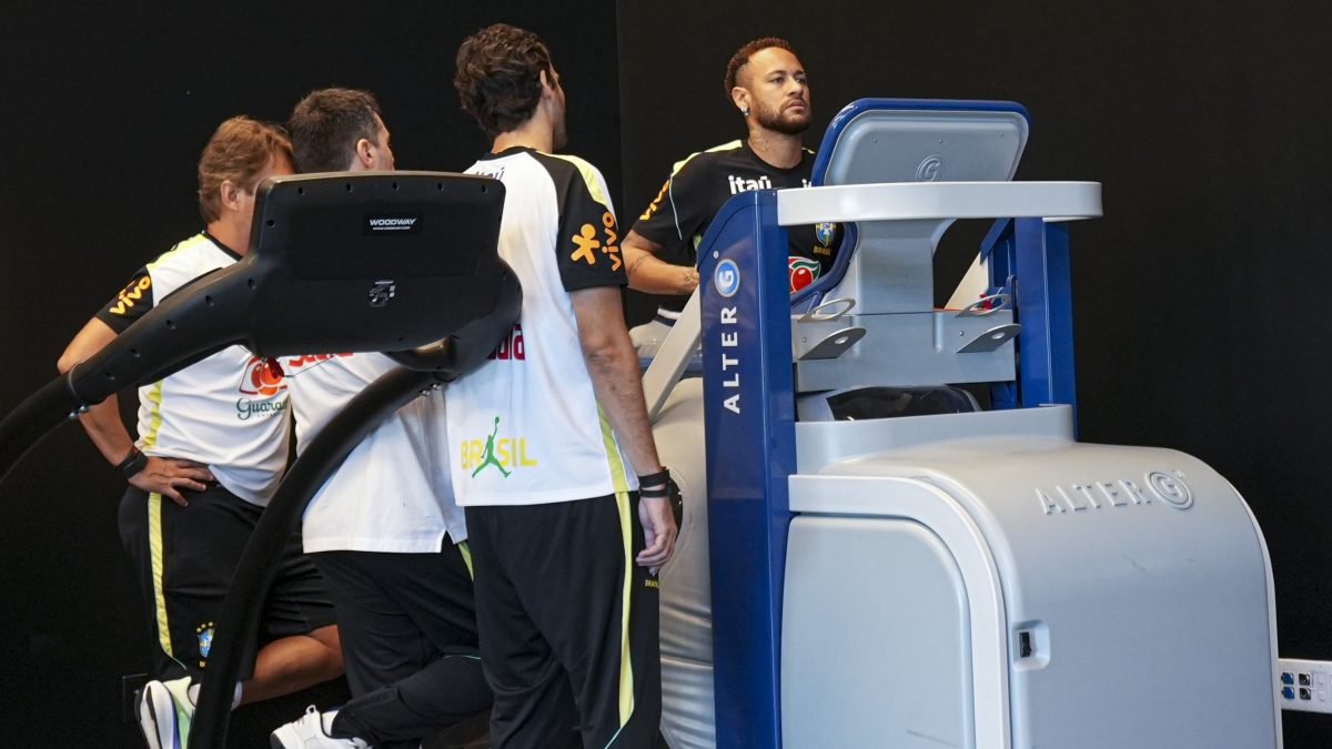 Neymar usa esteira antigravidade da Nasa e pode treinar em campo nesta semana