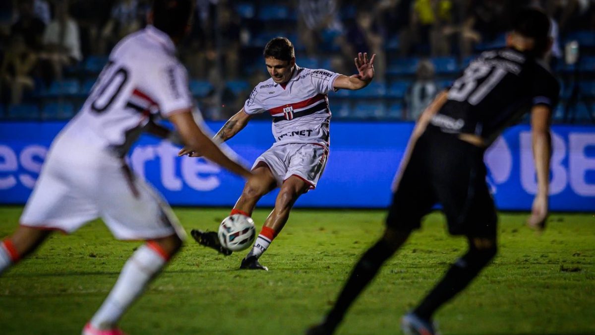Muito treino e confiança: Rafael Gava festeja gol de falta em vitória do Botafogo-SP