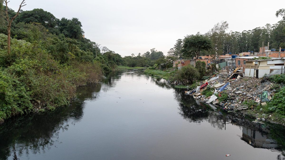 Remédios, microplásticos e cocaína: Rio Tietê está contaminado em todos os trechos