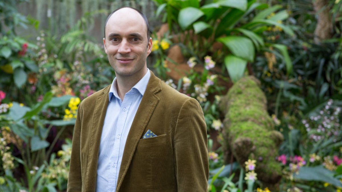 Biólogo brasileiro lidera digitalização de 400 anos de história da flora mundial no Kew Gardens