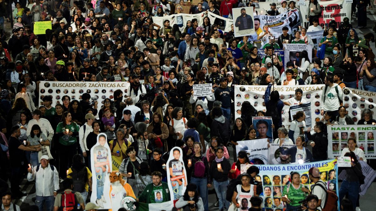 Famílias de vítimas de cartéis protestam antes de abertura da Copa no México