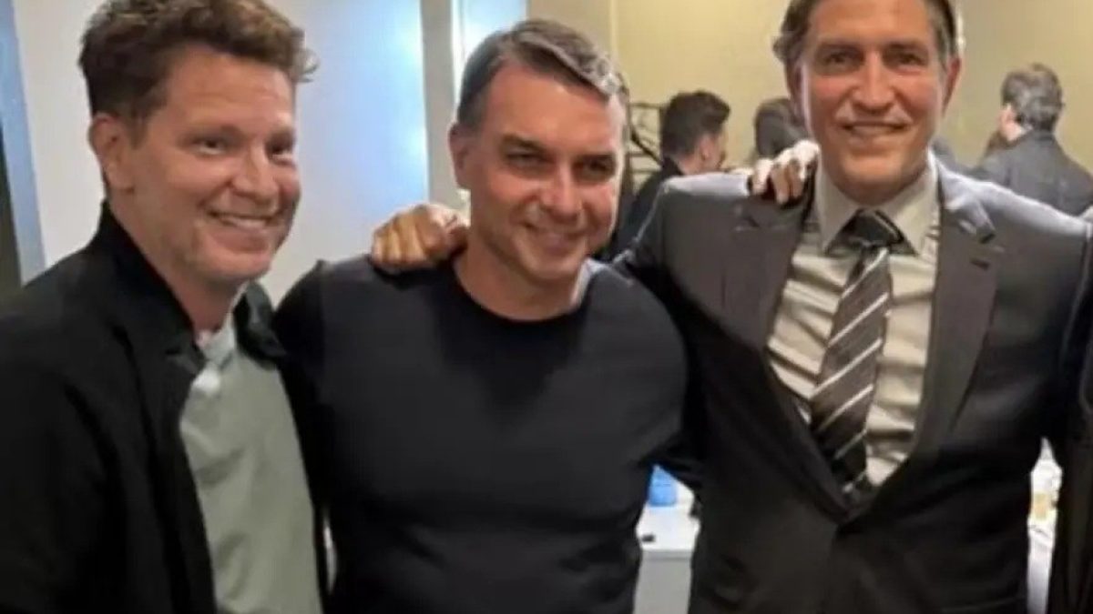 PT pede investigação de suposto caixa 2 na campanha de Flávio Bolsonaro ligado ao filme Dark Horse
