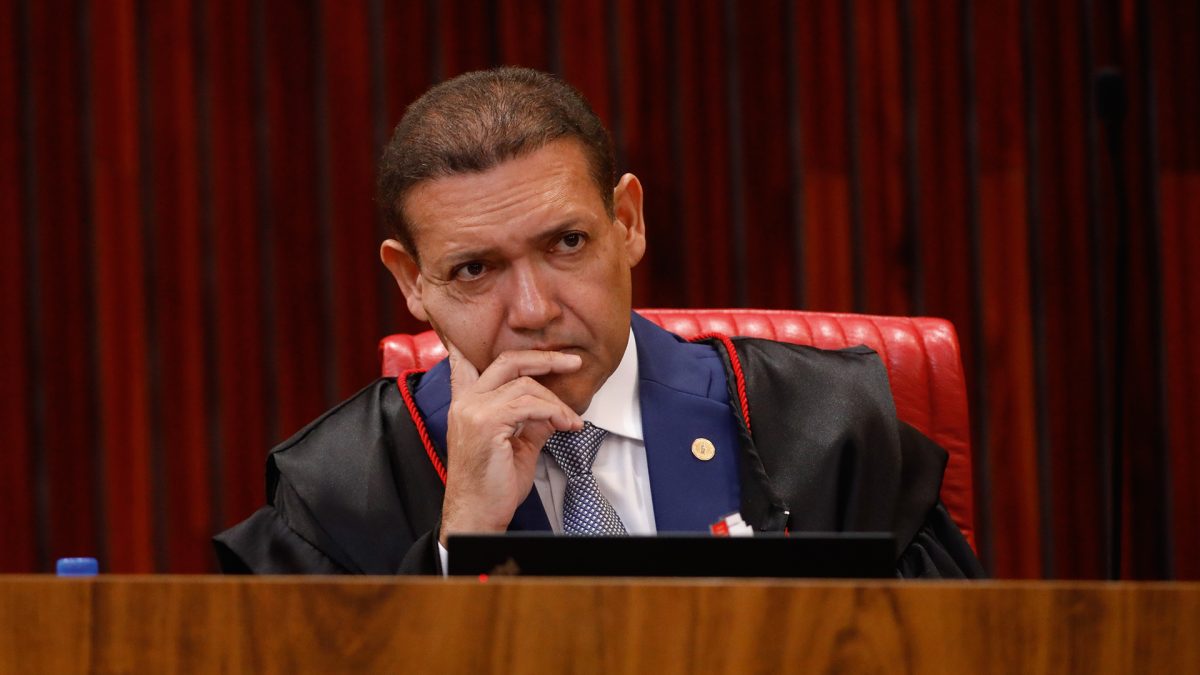 Nunes Marques suspende divulgação de pesquisa Atlas com áudio de Flávio Bolsonaro