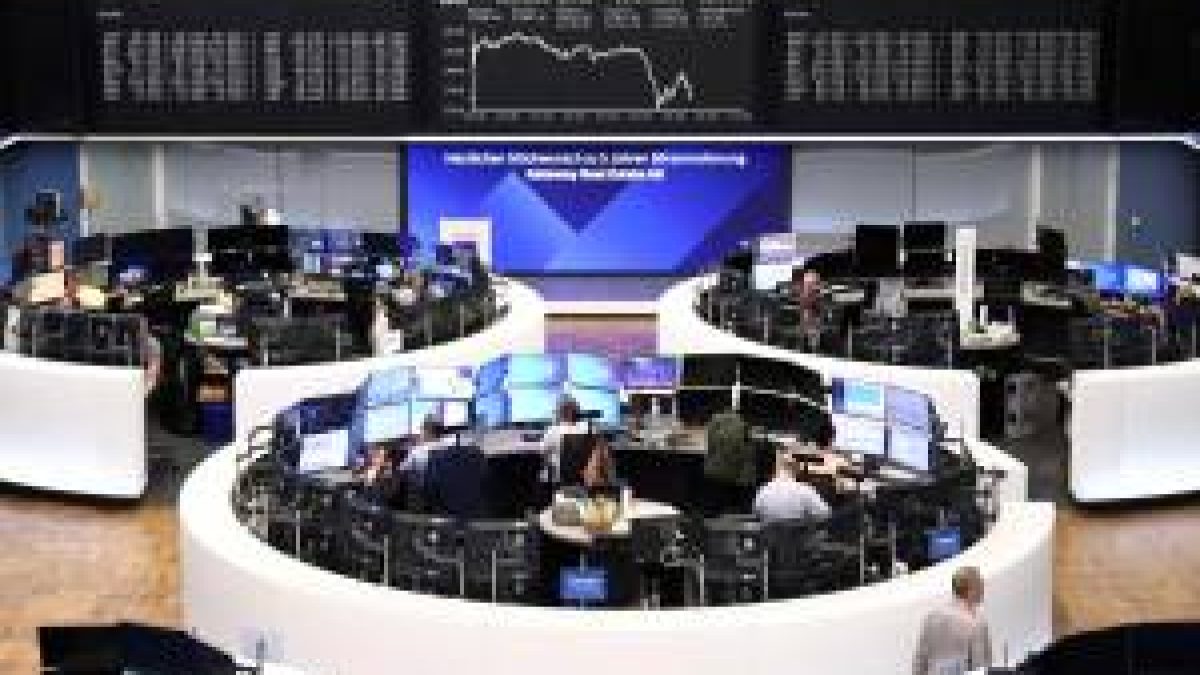 Bolsas da Europa fecham na maioria em queda com recuo de ações de defesa