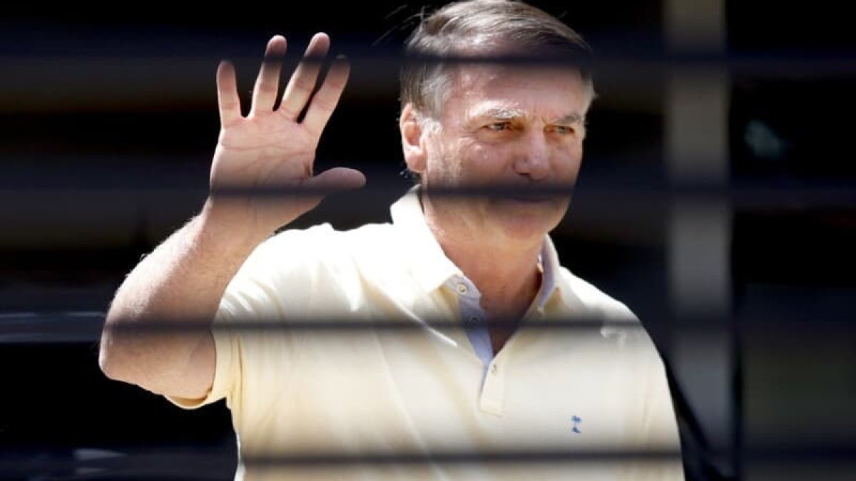 Bolsonaro fala por cinco minutos em oitiva e mantém versão sobre arma