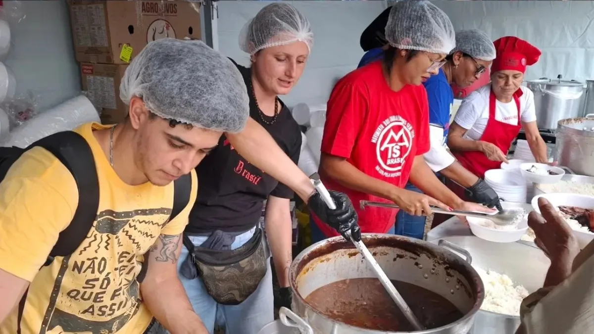 Movimentos populares organizam cozinhas solidárias em Minas Gerais para combater a fome