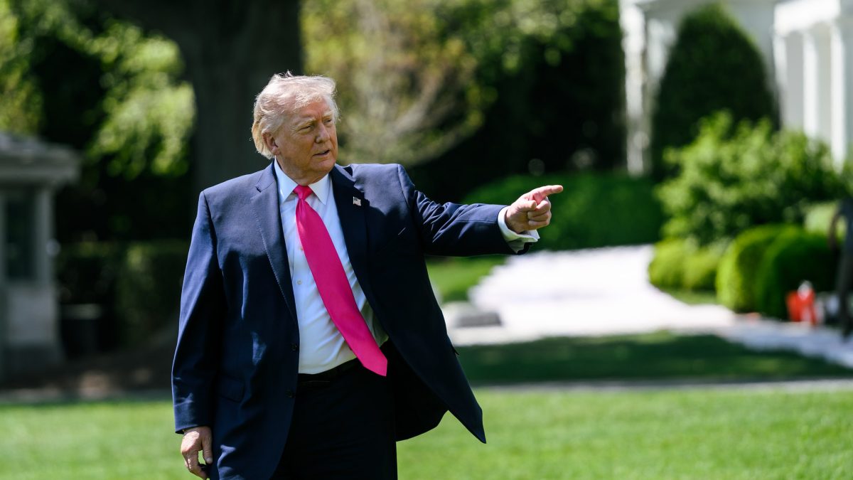 Justiça dos EUA mantém suspensa decisão que barrava tarifa de Trump