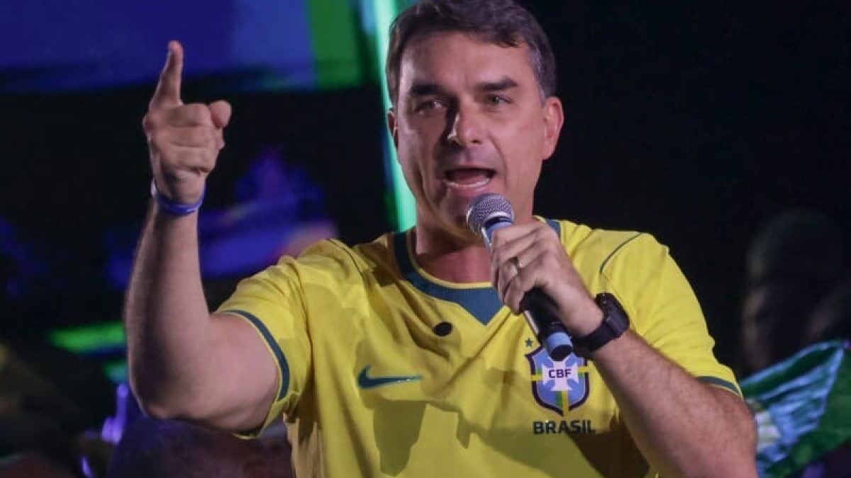 TSE determina remoção de posts que associam Flávio ao crime organizado