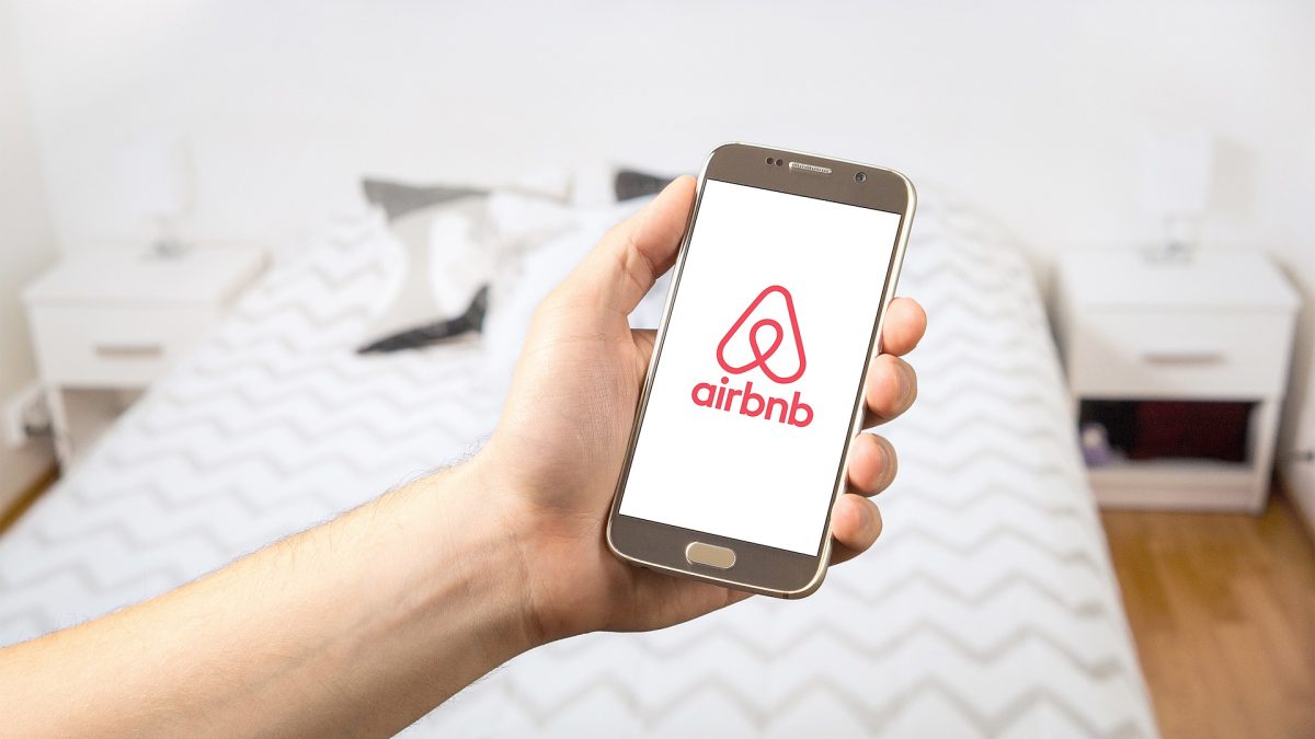 Atividade do Airbnb movimentou mais de R$ 113 bi na economia brasileira em 2025, aponta FGV