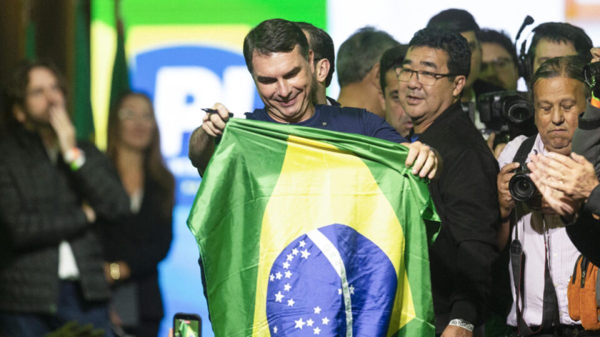 Flávio Bolsonaro lança jingle de campanha com foco em fé e 'batalha espiritual'