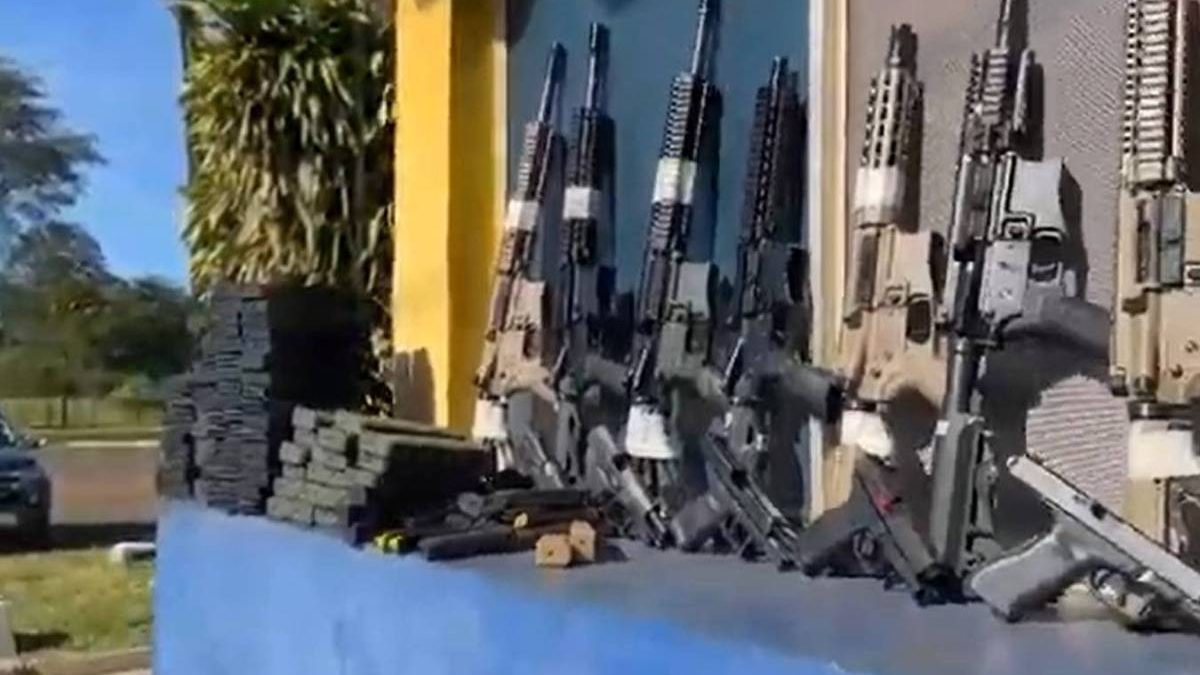 PRF apreende 26 fuzis em caminhão de ração animal na fronteira do PR