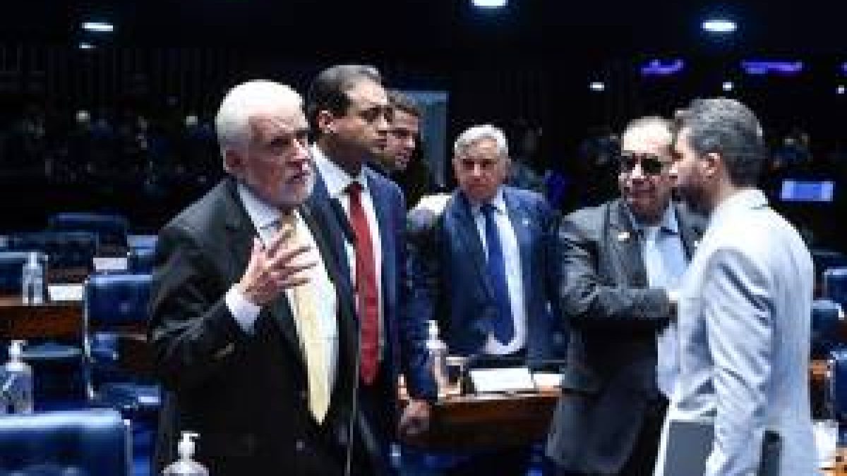 Jaques Wagner perde apoio na bancada do PT em meio à pressão para saída do governo