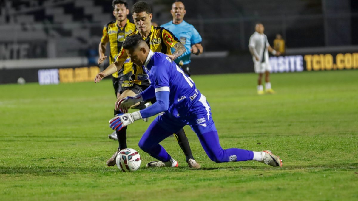 Sequência de erros bizarros da Ponte termina em gol do Novorizontino; veja vídeo
