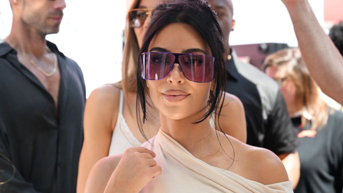 Kim Kardashian e Lewis Hamilton combinam looks no GP de Mônaco