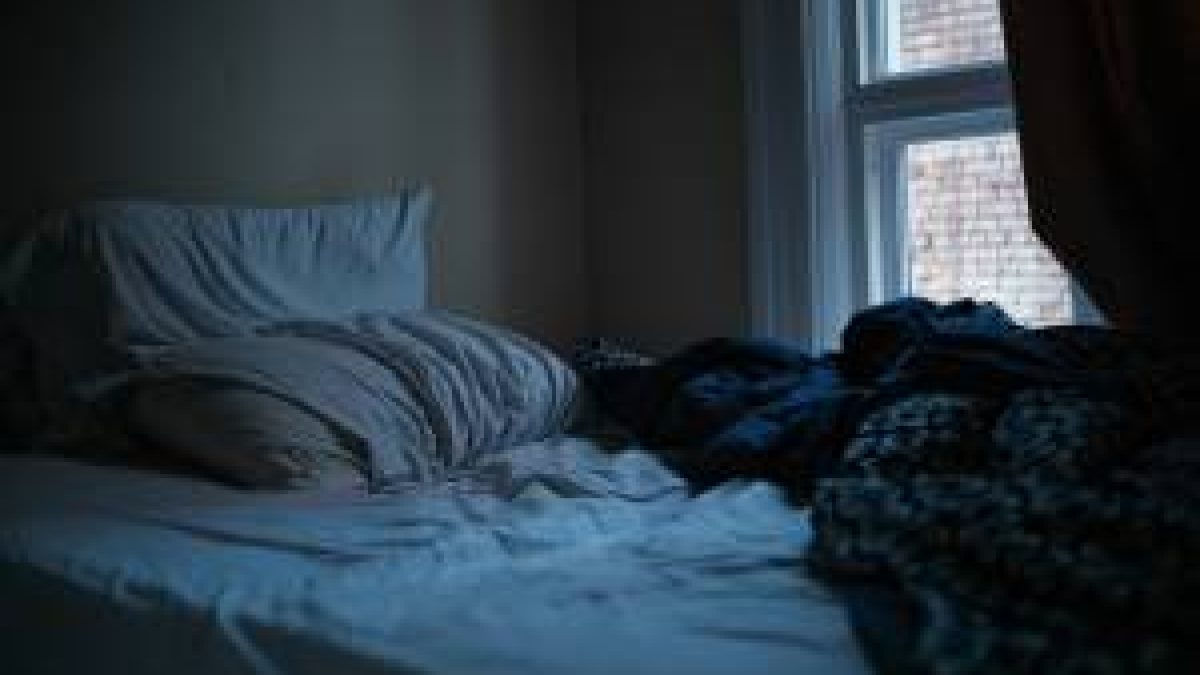 Dormir nu ou de pijama? Especialistas apontam benefícios do pijama para o frescor e a higiene