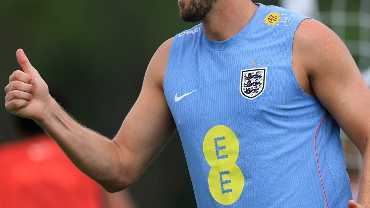 Harry Kane marca golaço e recebe elogios de Tuchel em treino da Inglaterra