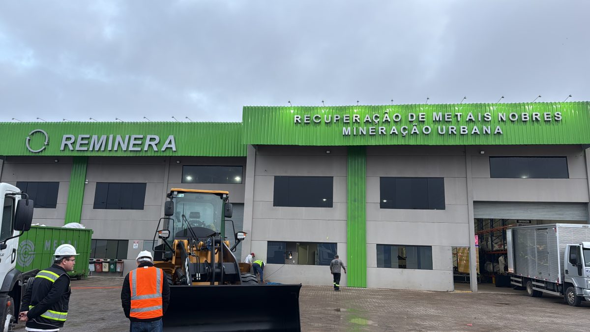 Paraná inaugura hub de mineração urbana que recicla carro em 20 segundos e recupera terras raras